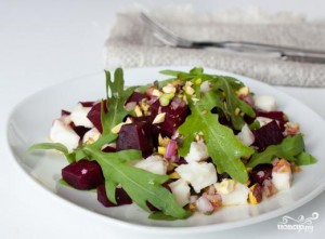 Салат со свеклой, козьим сыром и рукколой Салат со свеклой, козьим сыром и рукколой