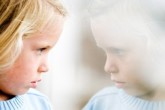 Как проявляется аутизм у ребенка – симптомы и лечение