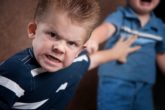 Ребенок дерется: причины детской агрессии