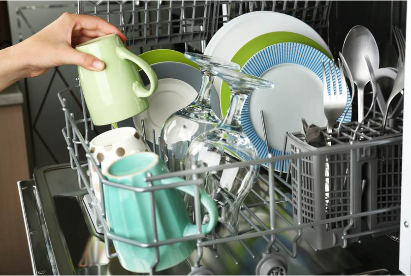 Посудомоечная машина – незаменимая помощница на кухне
